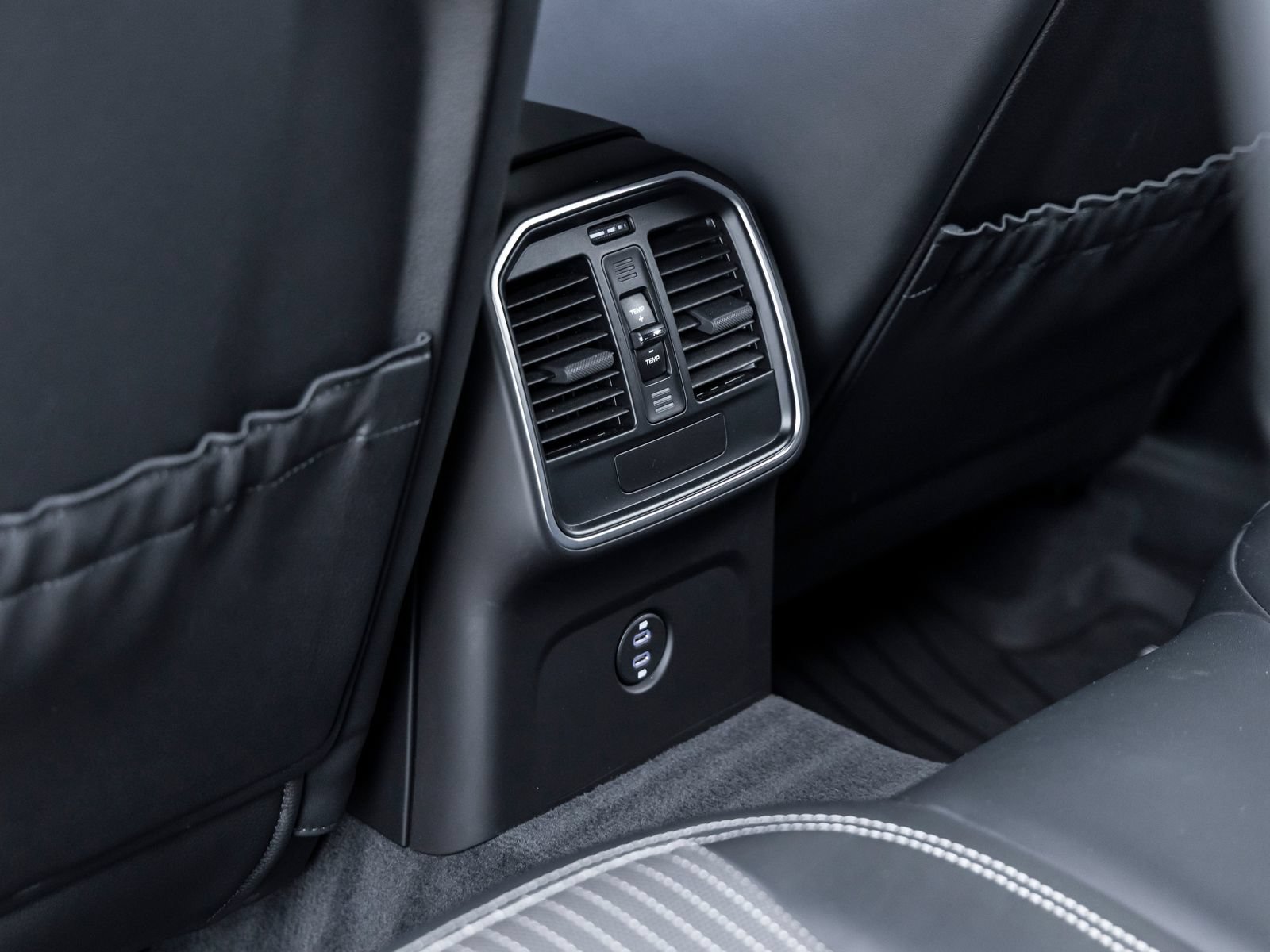Certified 2025 Porsche Macan Turbo AWD/4WD image 32