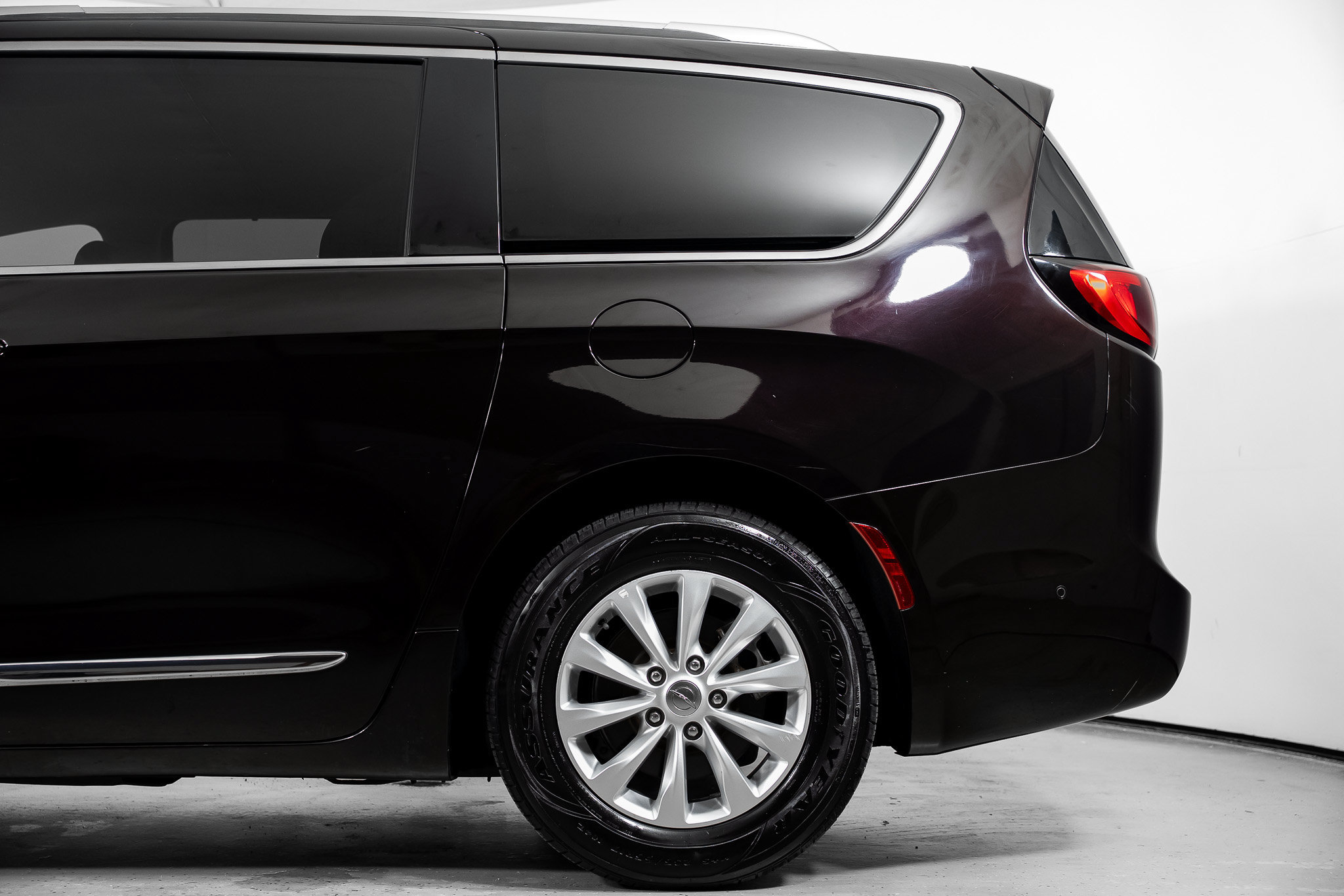 Used 2018 Chrysler Pacifica Touring-L w/ Advanced Safetytec Group FWD image 15