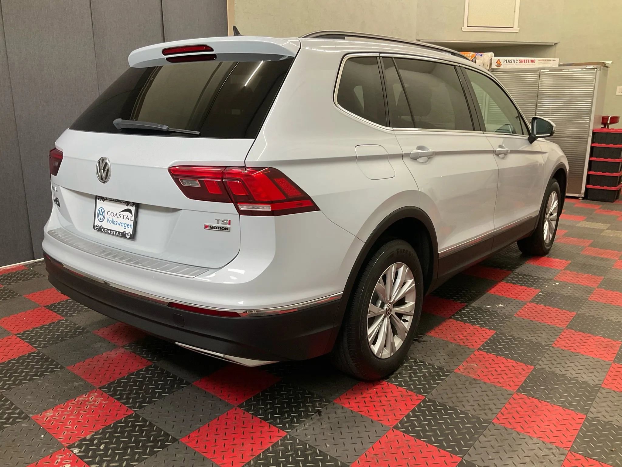Used 2018 Volkswagen Tiguan SE w/ Panoramic Sunroof Package image 4