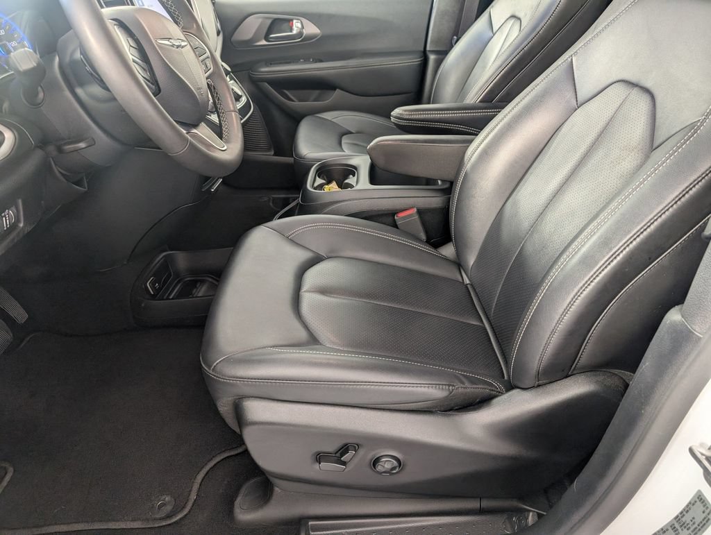 Used 2025 Chrysler Pacifica Select FWD image 14