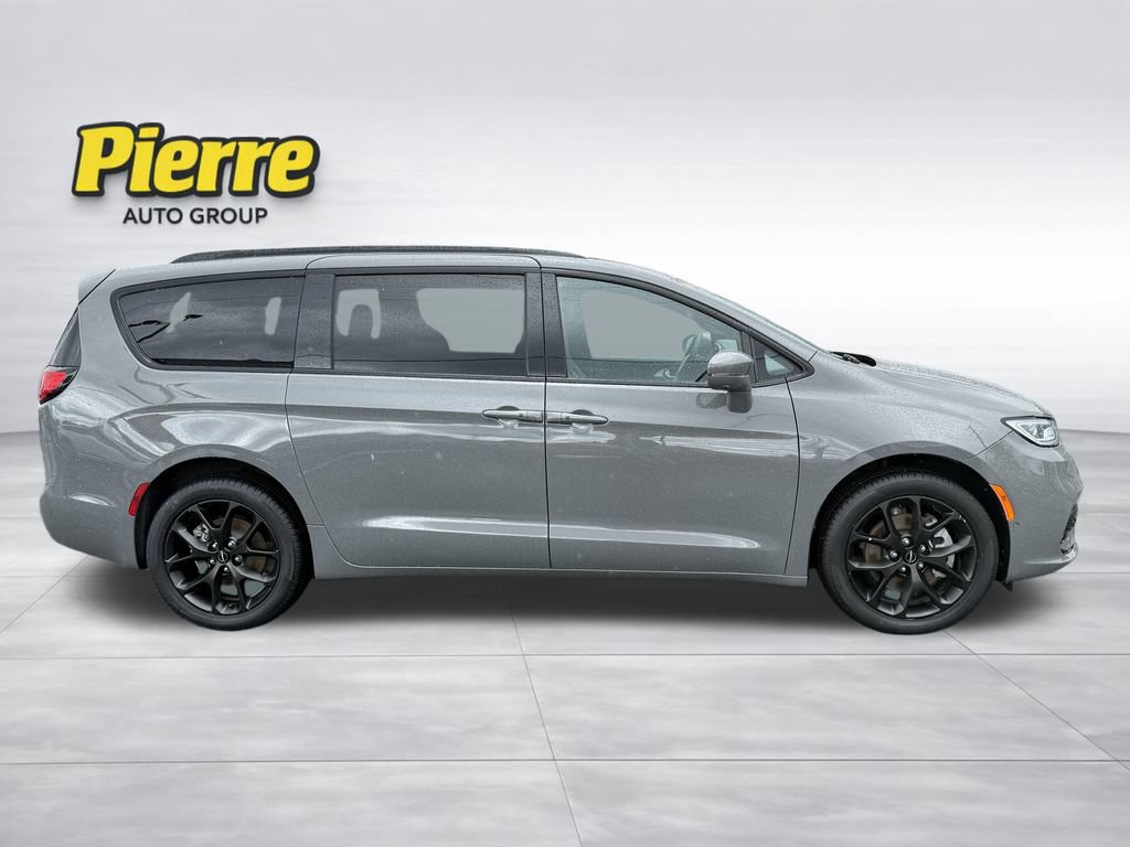Used 2022 Chrysler Pacifica Limited w/ S Appearance Package AWD/4WD image 3