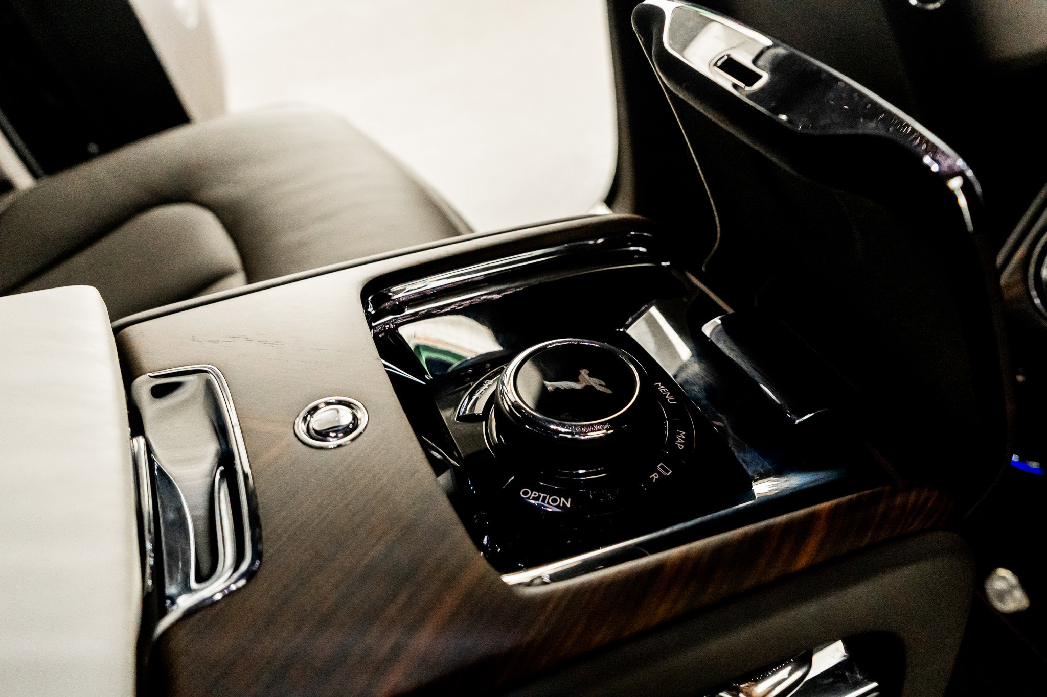 Used 2023 Rolls-Royce Cullinan w/ Cullinan Package image 30