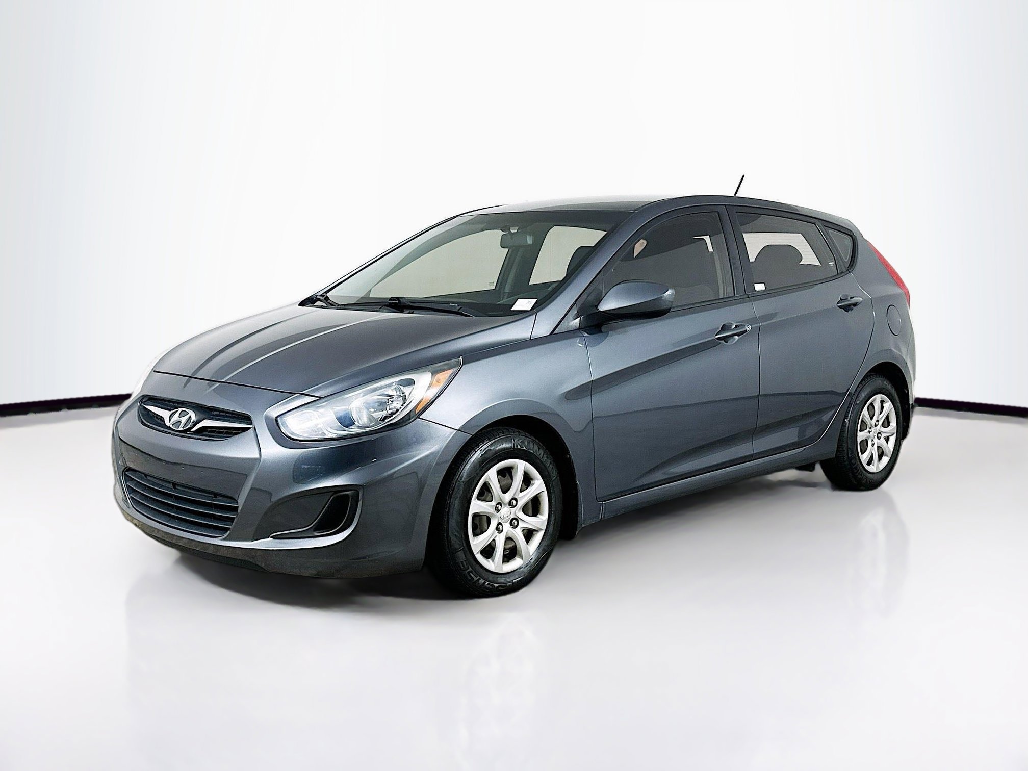 Used 2013 Hyundai Accent GS image 3
