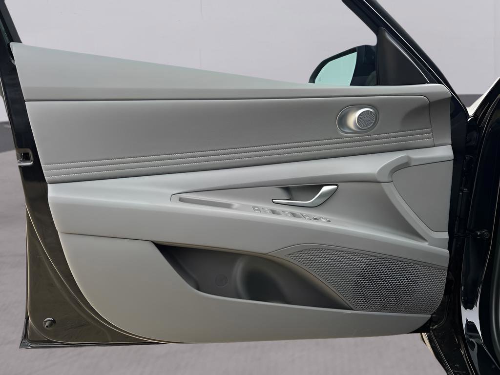 Used 2025 Hyundai Elantra SEL image 21