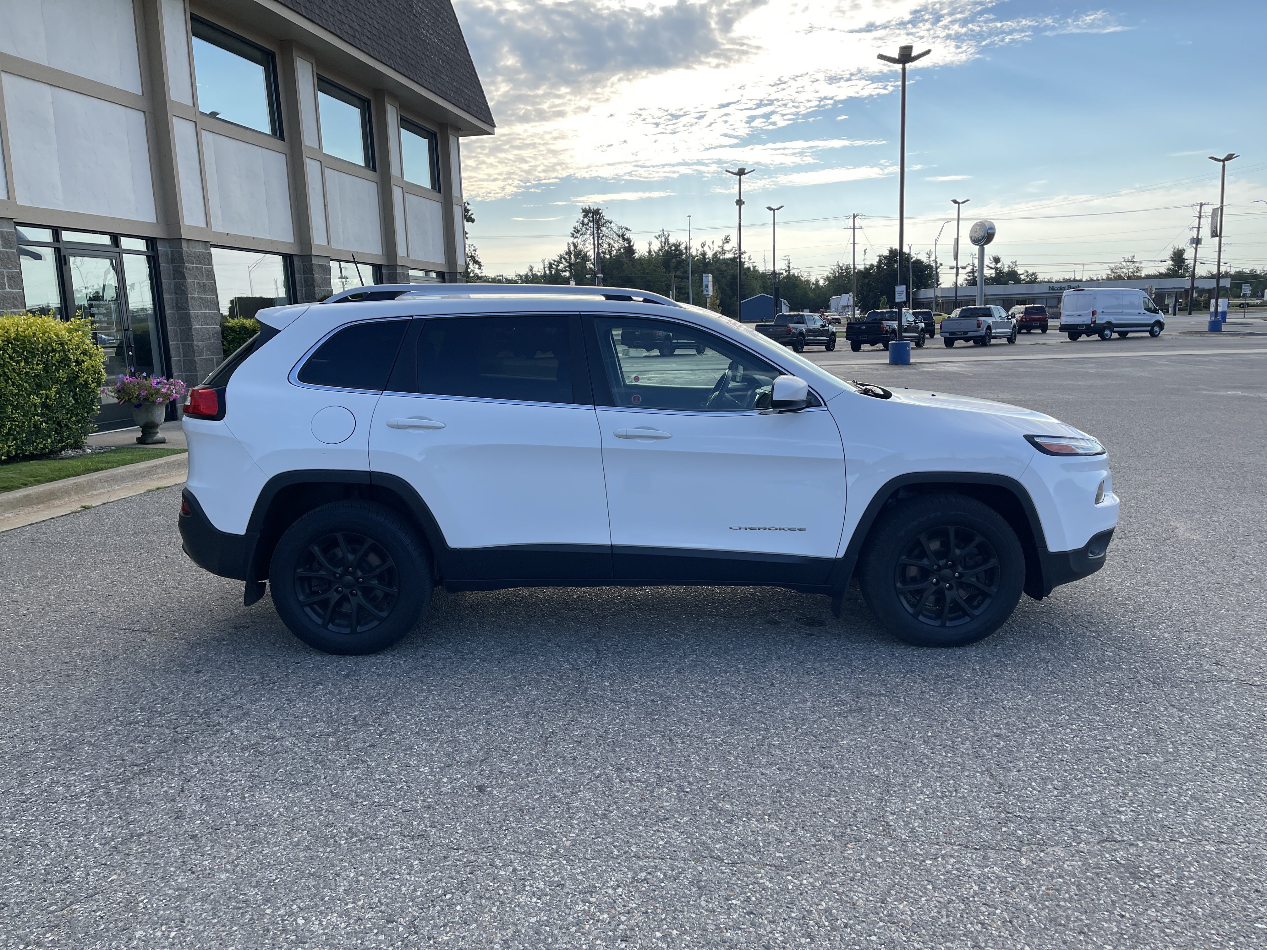 Used 2017 Jeep Cherokee Latitude w/ Cold Weather Group AWD/4WD image 3