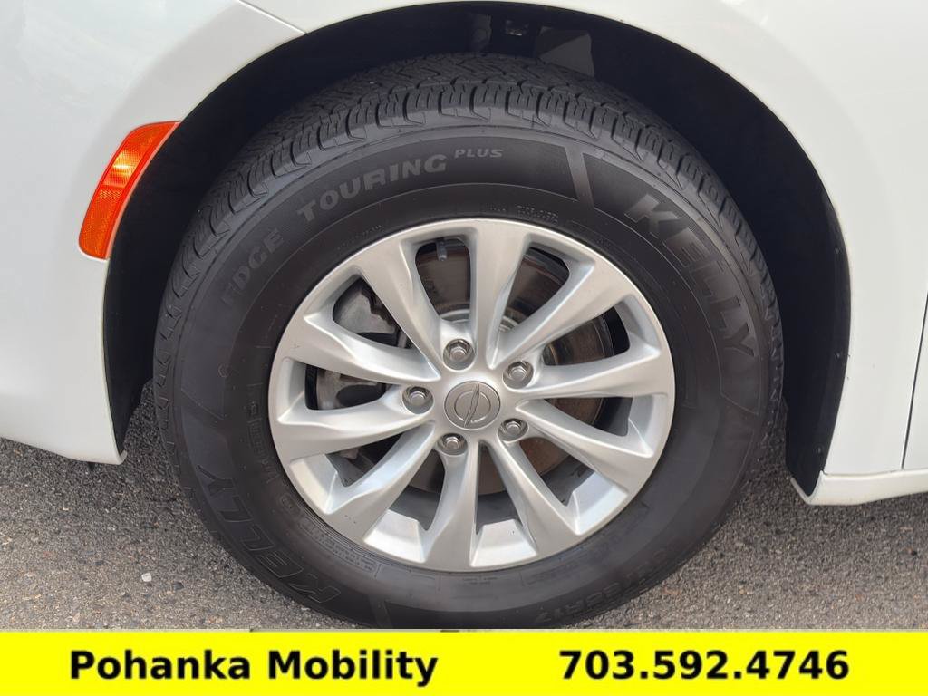 Used 2018 Chrysler Pacifica Touring-L FWD image 28