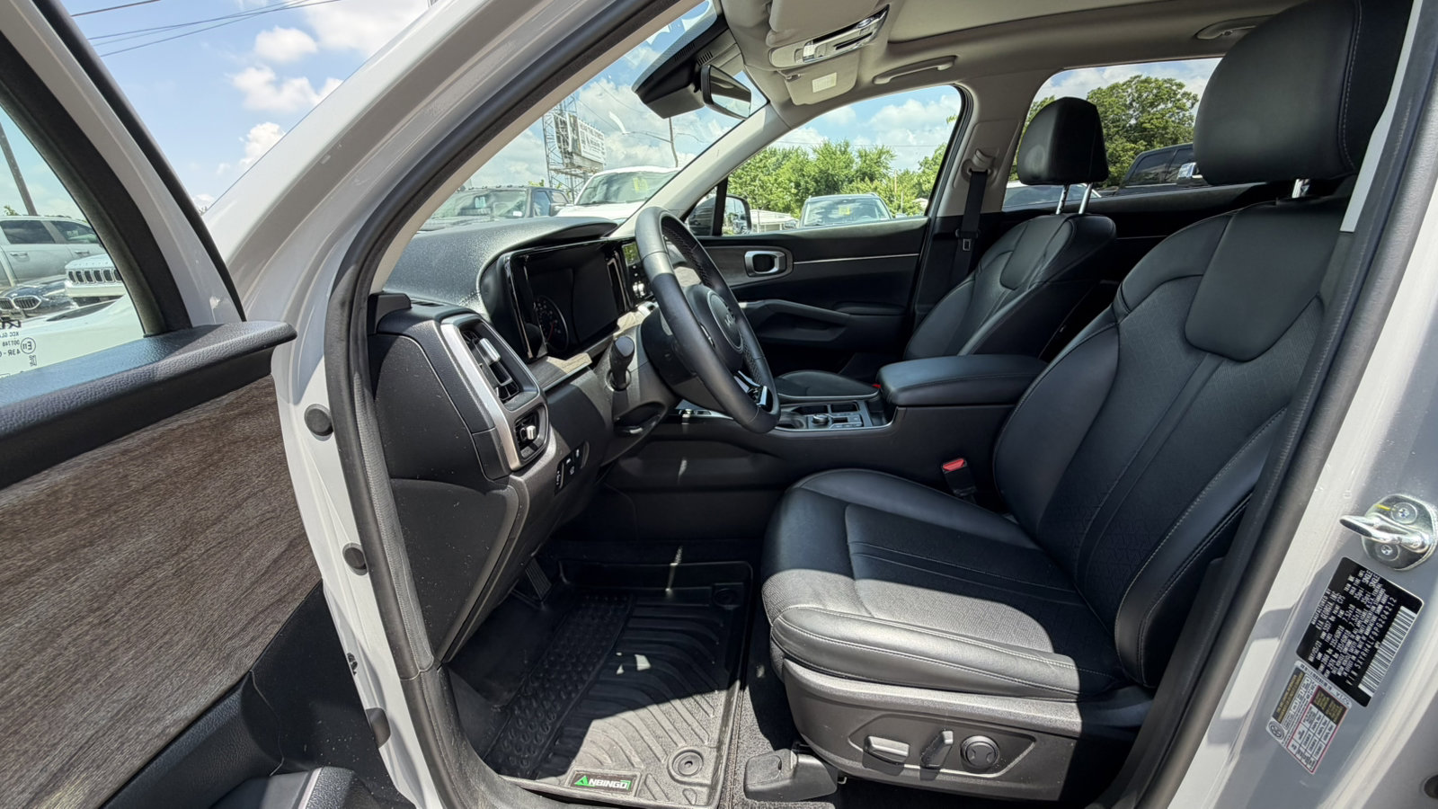 Used 2023 Kia Sorento EX w/ Panoramic Sunroof Package FWD image 11