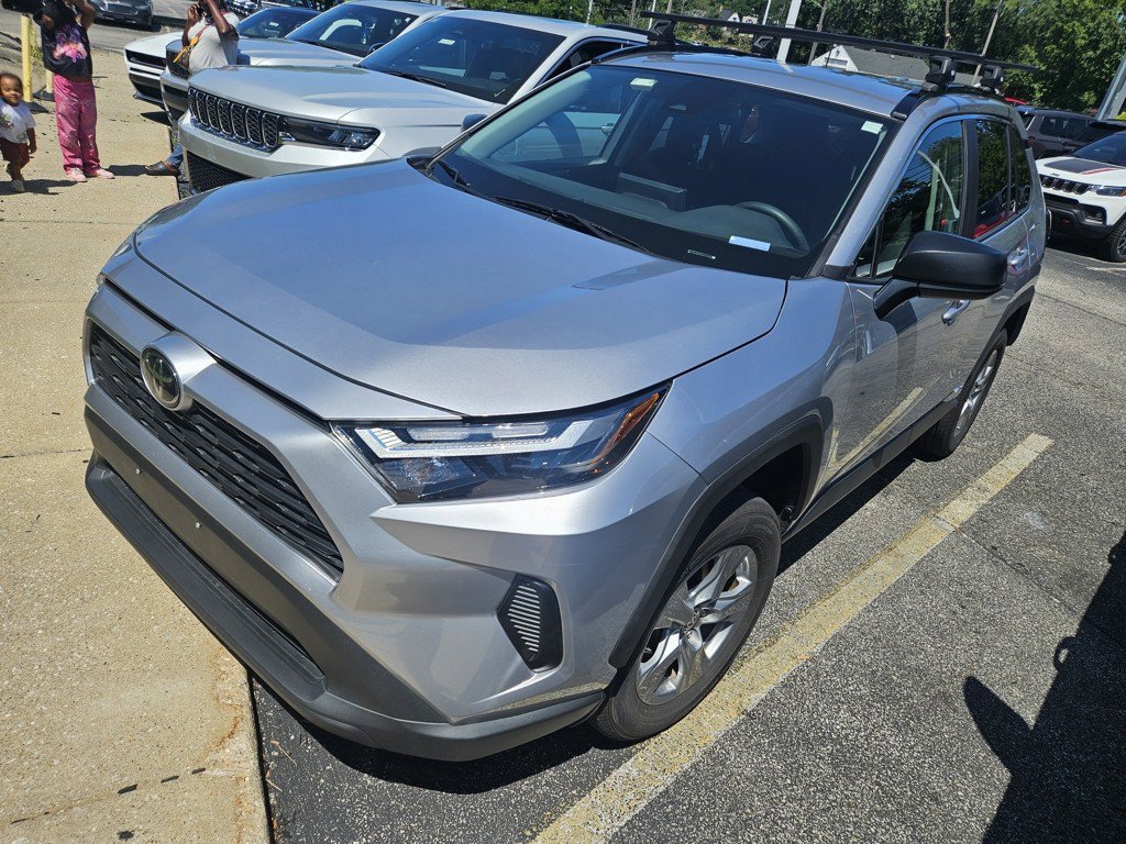 Used 2025 Toyota RAV4 LE AWD/4WD image 3