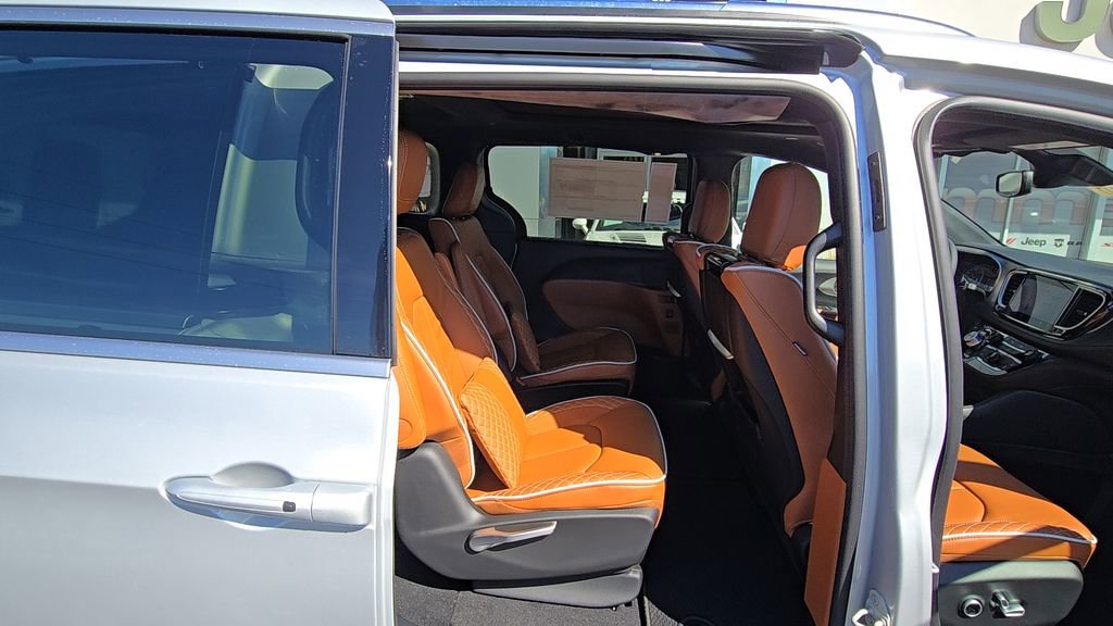 New 2026 Chrysler Pacifica Pinnacle w/ Trailer Tow Group FWD image 18