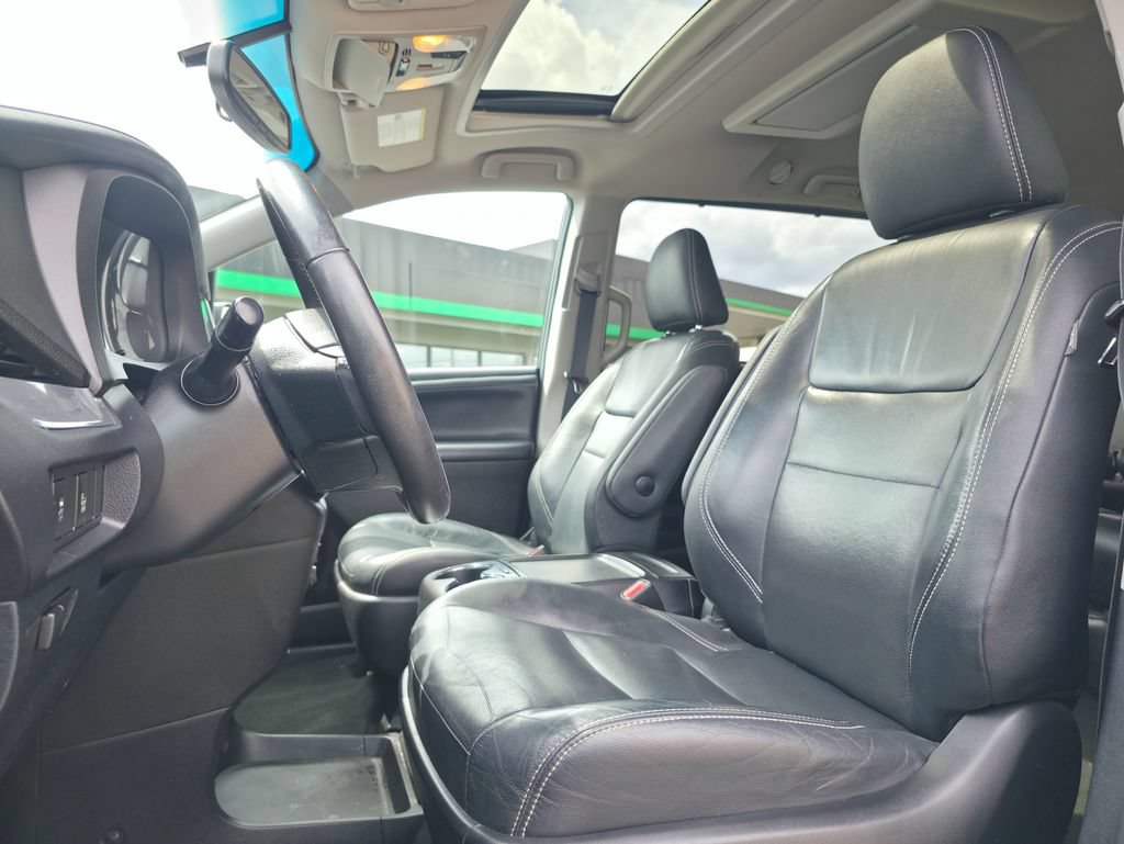 Used 2017 Toyota Sienna SE Premium FWD image 9