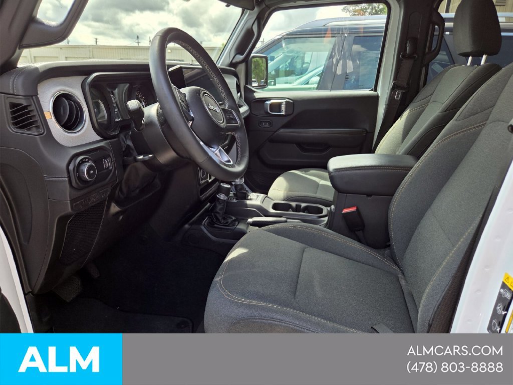 Used 2025 Jeep Wrangler Unlimited Sahara AWD/4WD image 4
