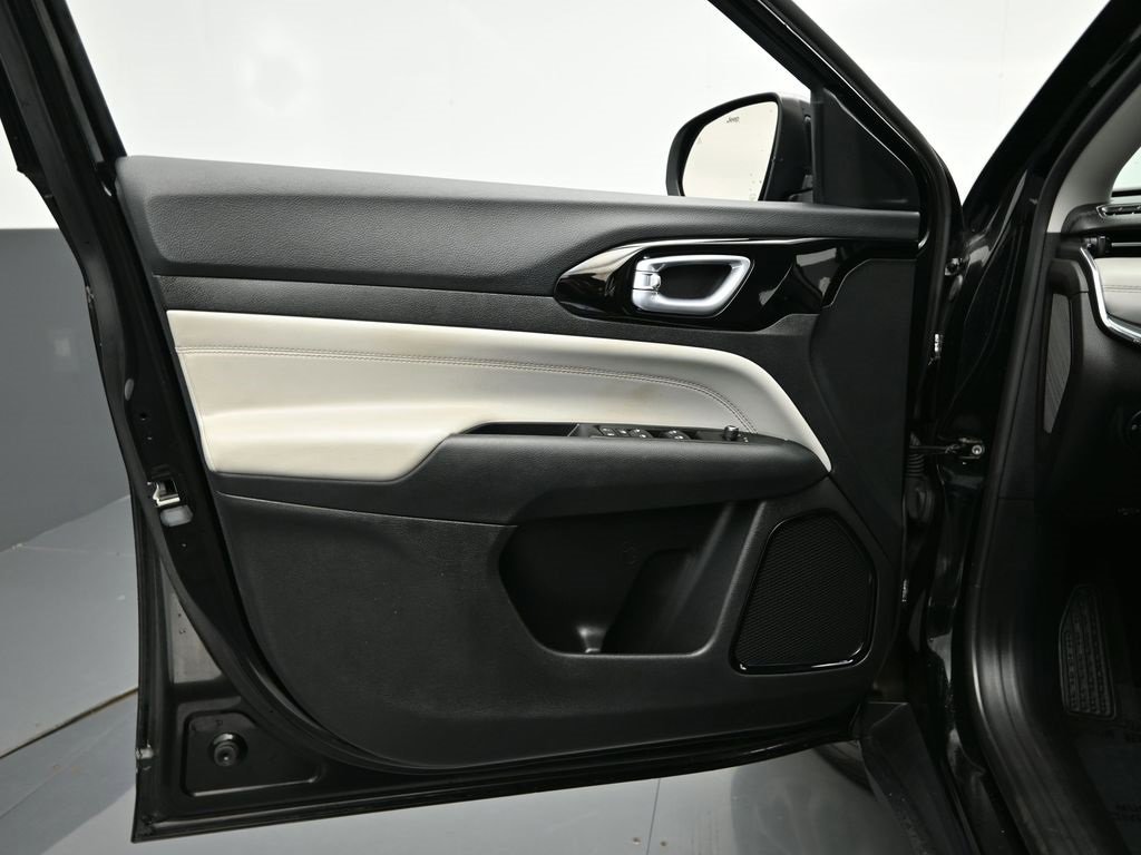 Certified 2022 Jeep Compass Limited image 9