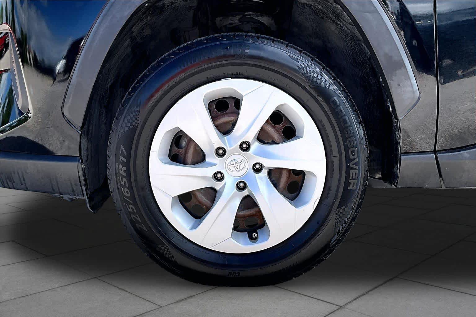 Used 2019 Toyota RAV4 LE w/ Carpet Mat Package FWD image 11