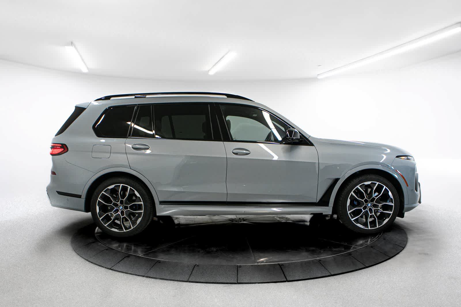 Used 2024 BMW X7 M60i w/ Climate Comfort Package AWD/4WD image 8