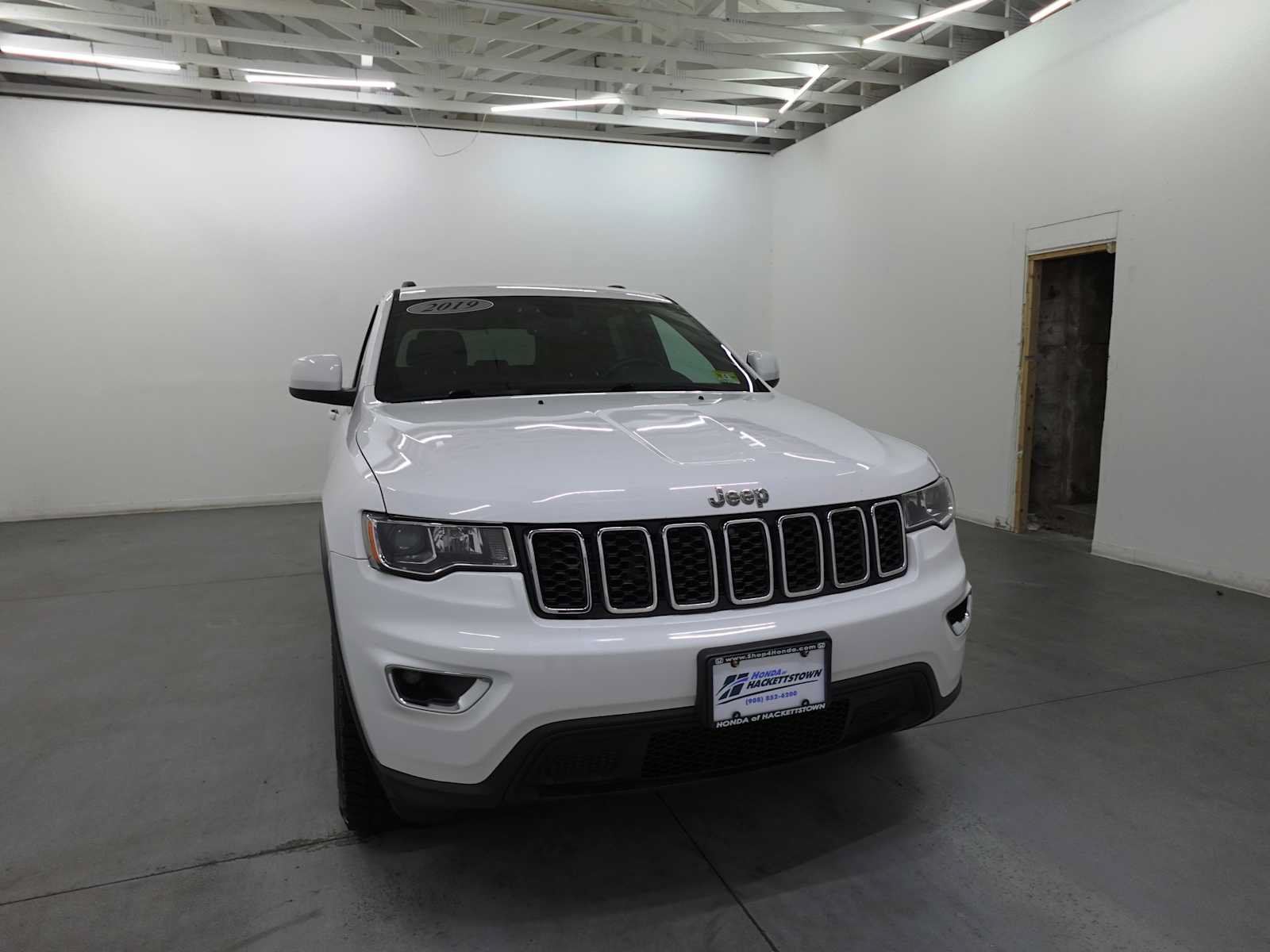 Used 2019 Jeep Grand Cherokee Laredo w/ 18" Wheel & 8.4" Radio Group AWD/4WD image 3