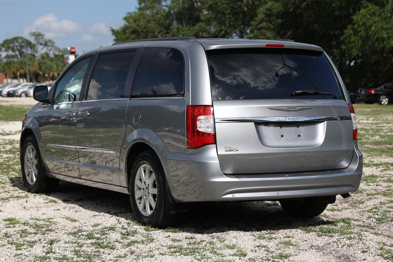 Used 2013 Chrysler Town & Country Touring FWD image 5