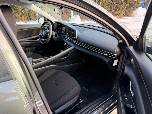 Used 2025 Hyundai Elantra Blue image 16