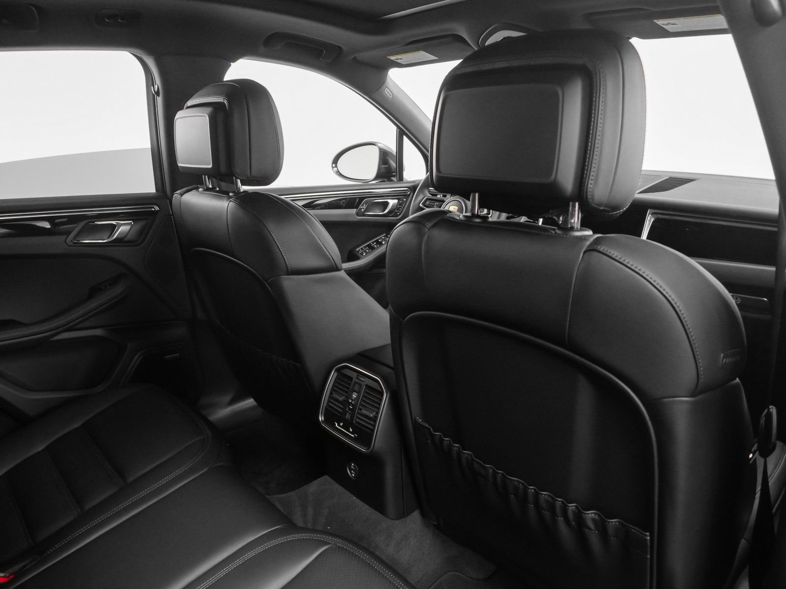 Certified 2025 Porsche Macan AWD/4WD image 21