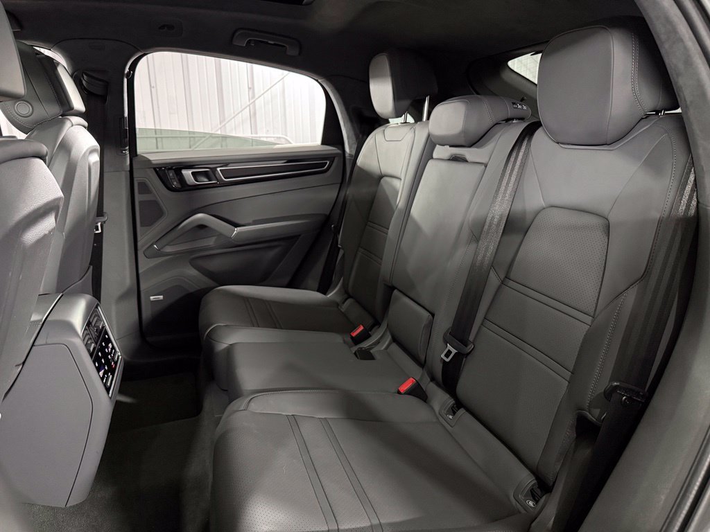 Used 2022 Porsche Cayenne GTS AWD/4WD image 22