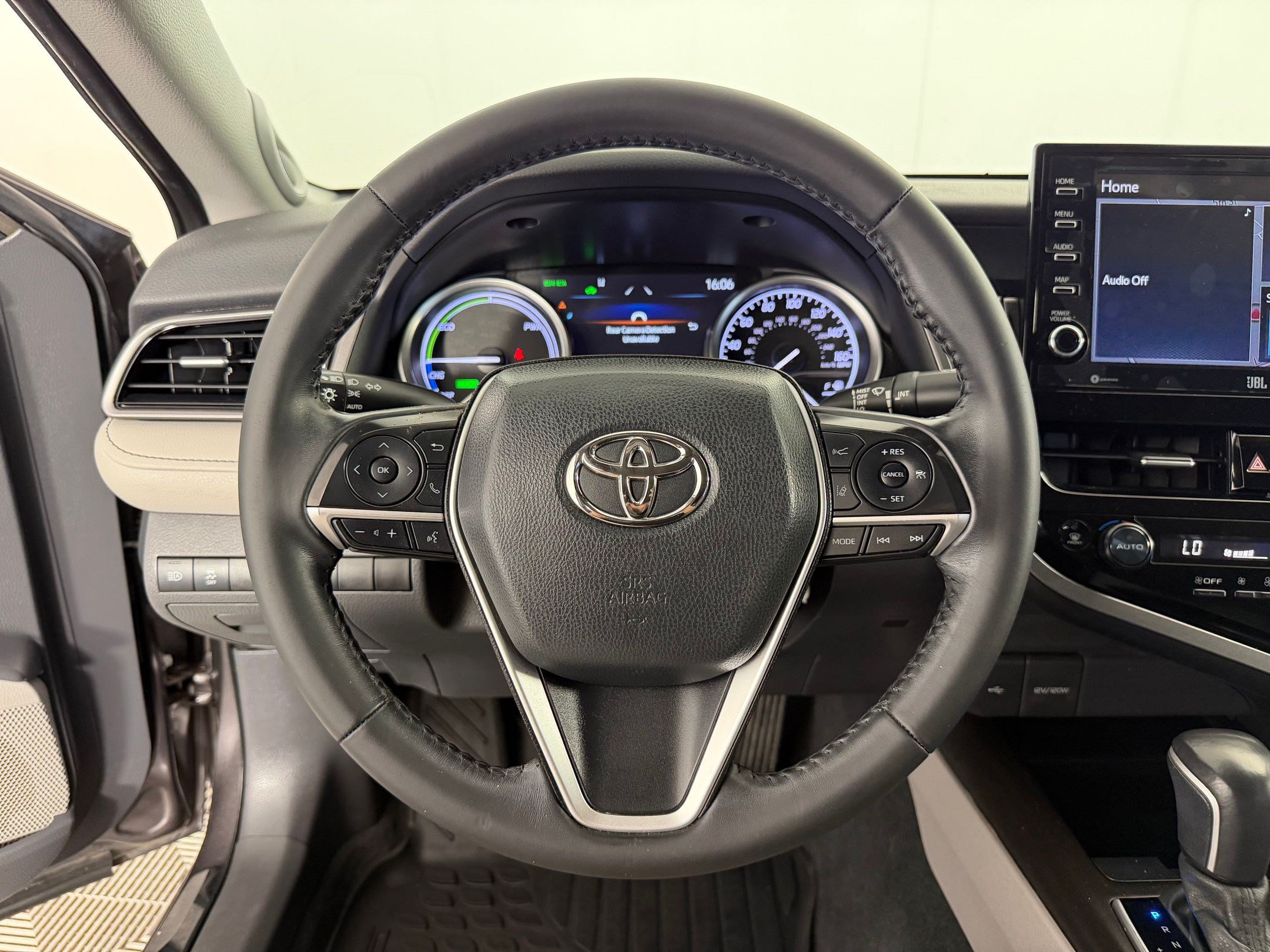 Used 2021 Toyota Camry XLE w/ Navigation Upgrade Package FWD image 11
