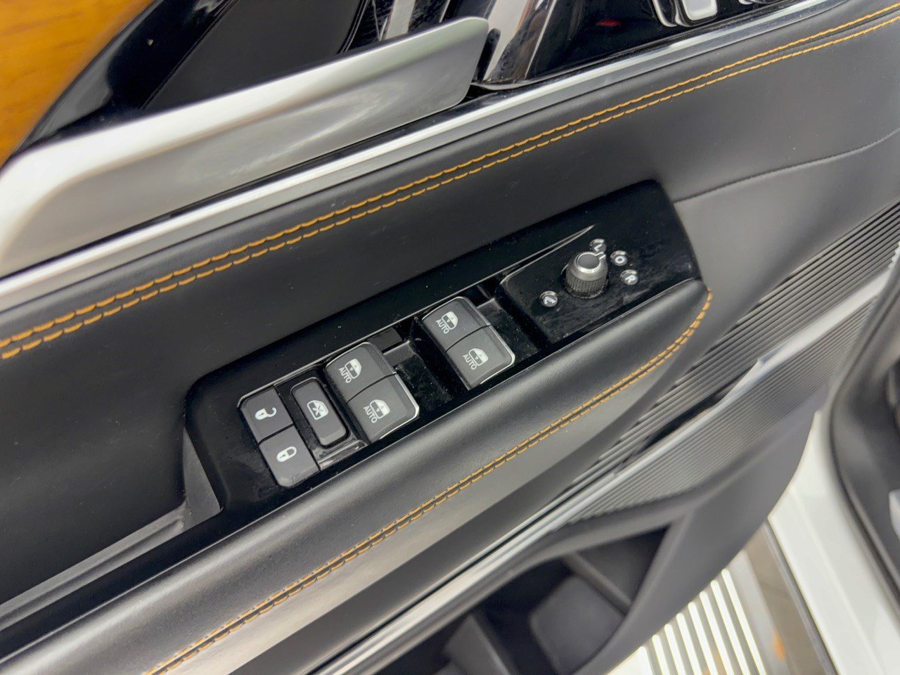 Used 2024 Jeep Grand Wagoneer L Series III AWD/4WD image 15