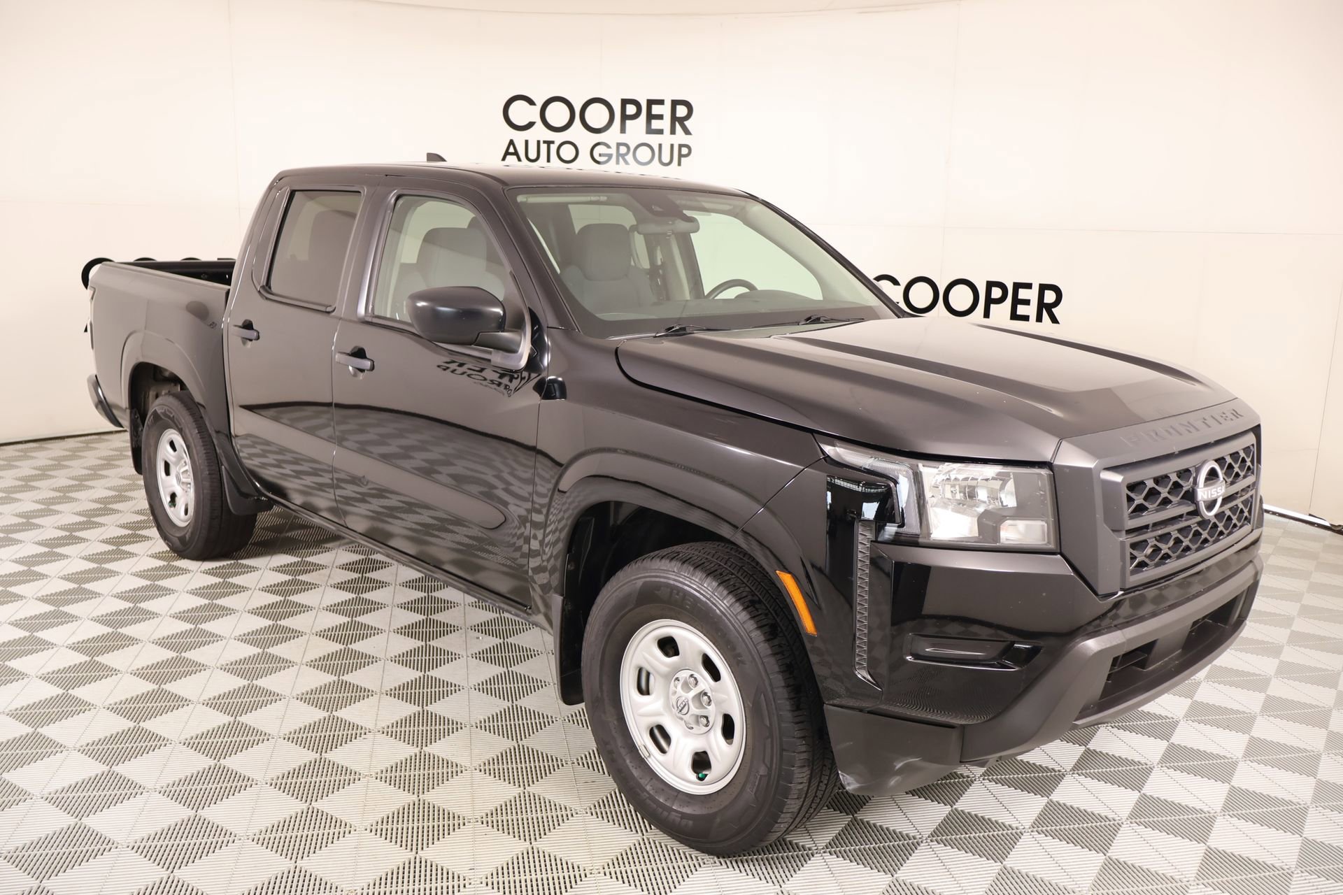 Used 2024 Nissan Frontier S w/ Tow Package RWD image 1