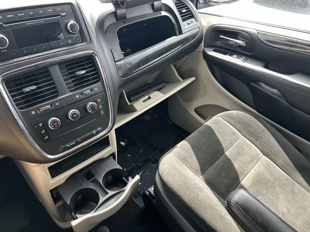 Used 2016 Dodge Grand Caravan American Value Package FWD image 31