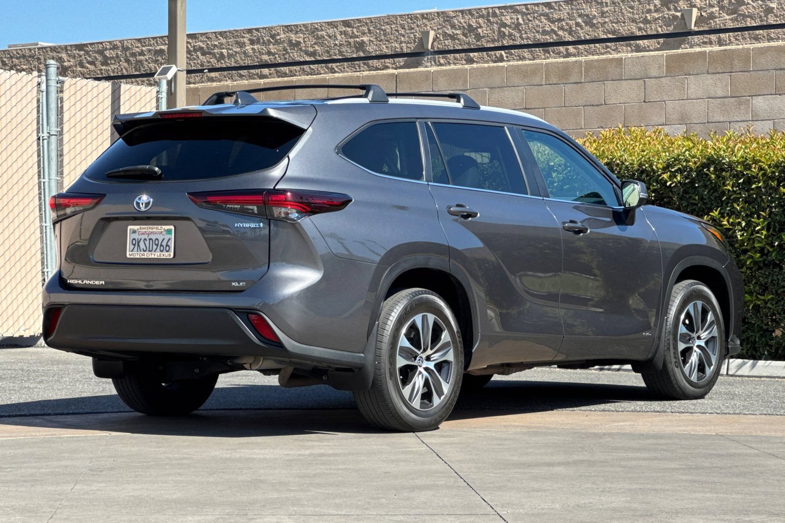 Used 2024 Toyota Highlander XLE AWD/4WD image 4