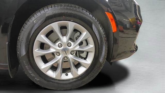 Used 2025 Chrysler Pacifica Select image 25