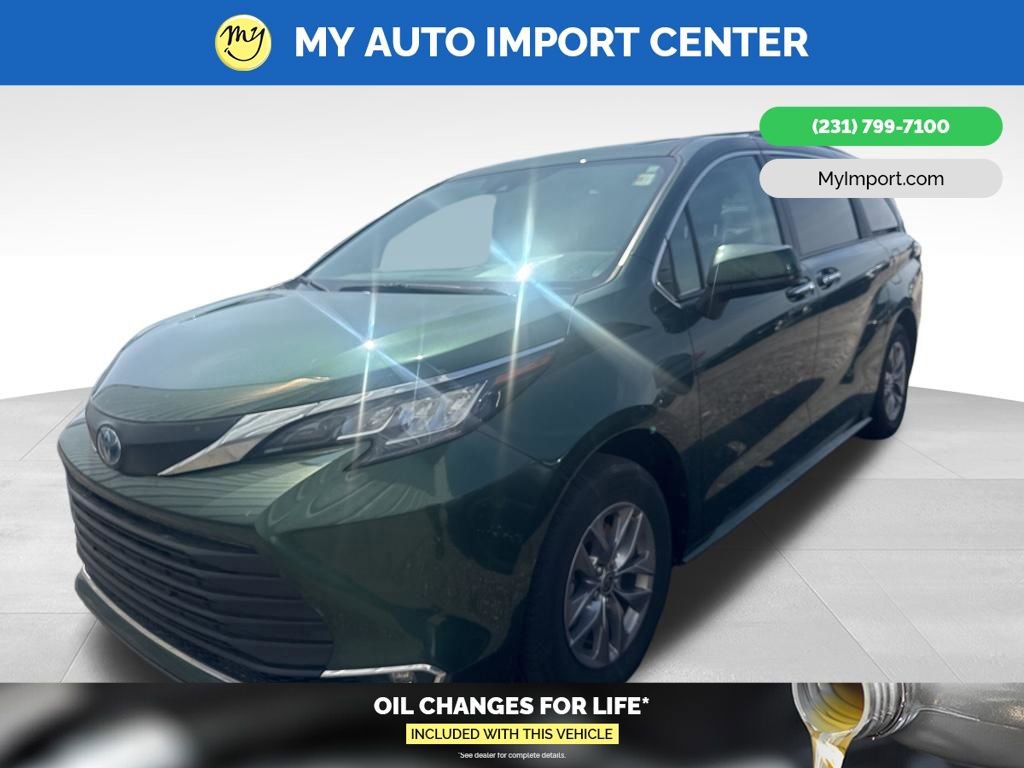 Used 2023 Toyota Sienna XLE image 2