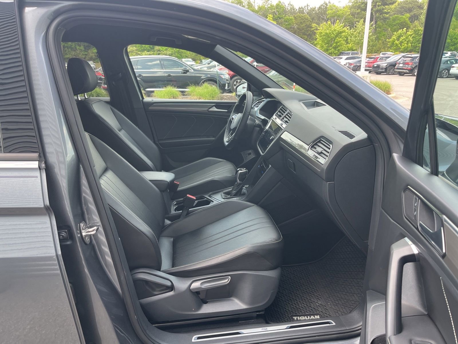 Used 2022 Volkswagen Tiguan SE R-Line FWD image 34