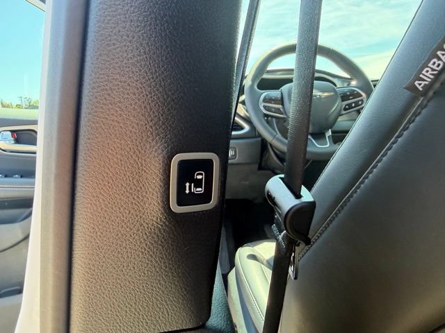 Certified 2025 Chrysler Pacifica Select FWD image 28