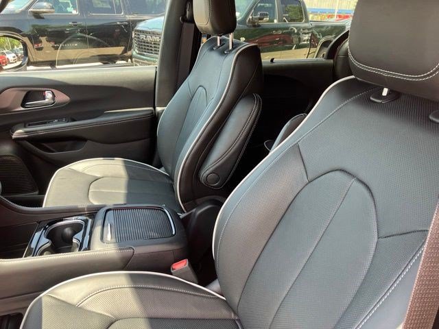 New 2027 Chrysler Pacifica Limited AWD/4WD image 13