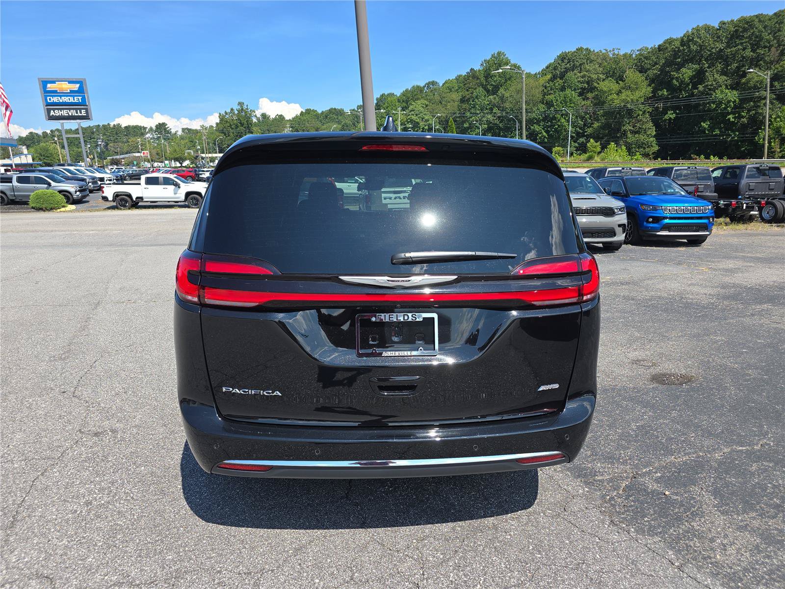 Used 2025 Chrysler Pacifica Select AWD/4WD image 4