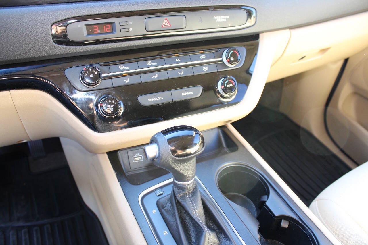 Used 2015 Kia Sedona LX w/ LX Convenience Package FWD image 17