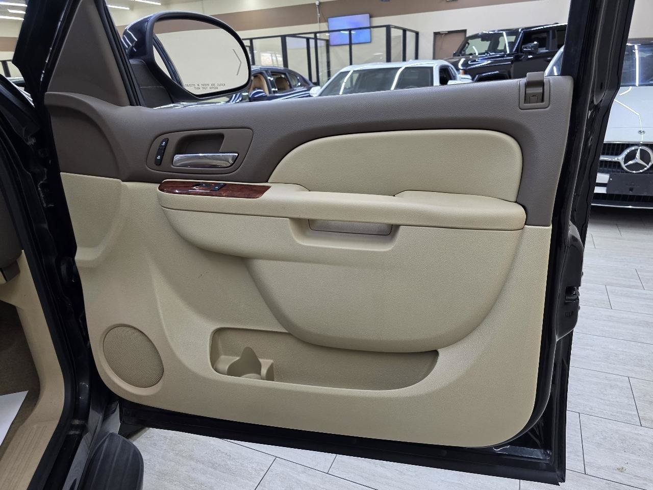 Used 2013 Chevrolet Suburban LT RWD image 38
