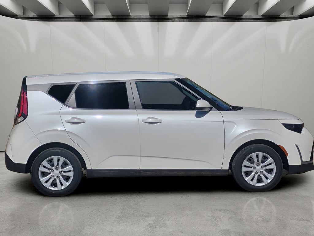 Used 2023 Kia Soul LX FWD image 4