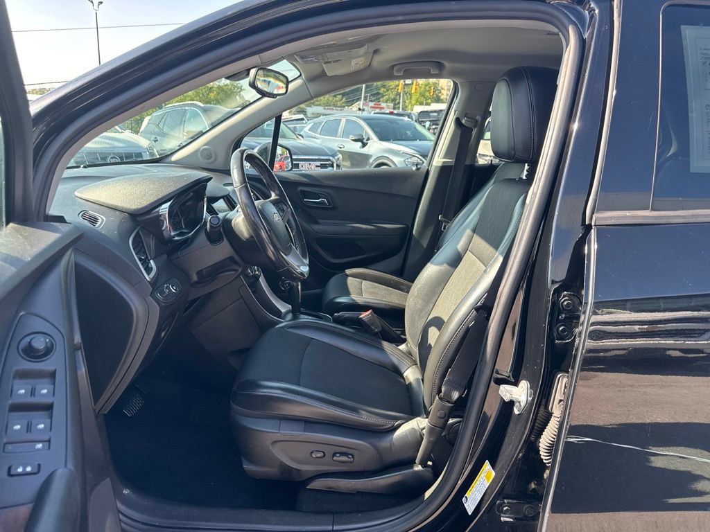 Used 2018 Chevrolet Trax LT w/ Redline Edition FWD image 12