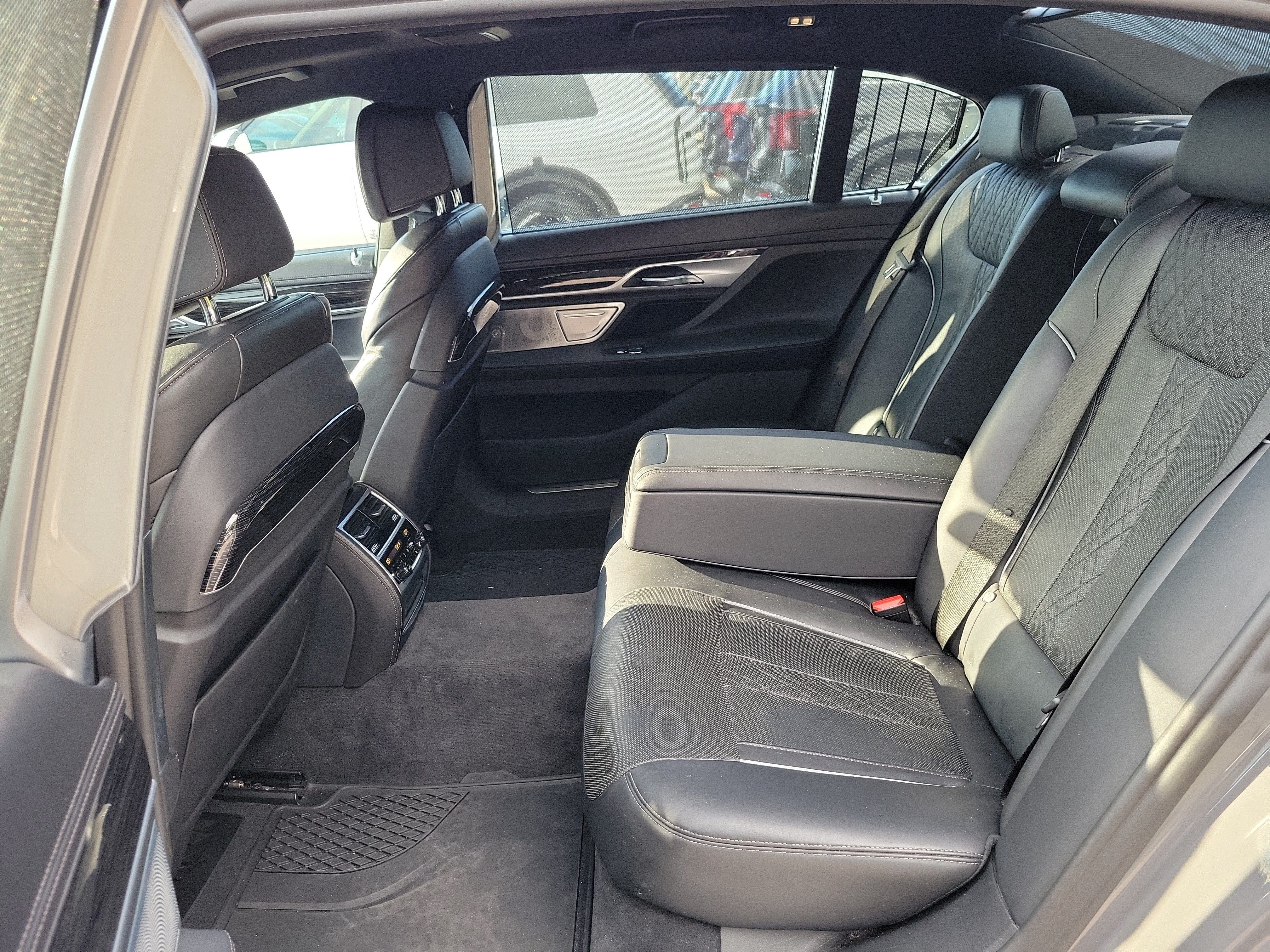 Used 2020 BMW 750i xDrive w/ Executive Package AWD/4WD image 15