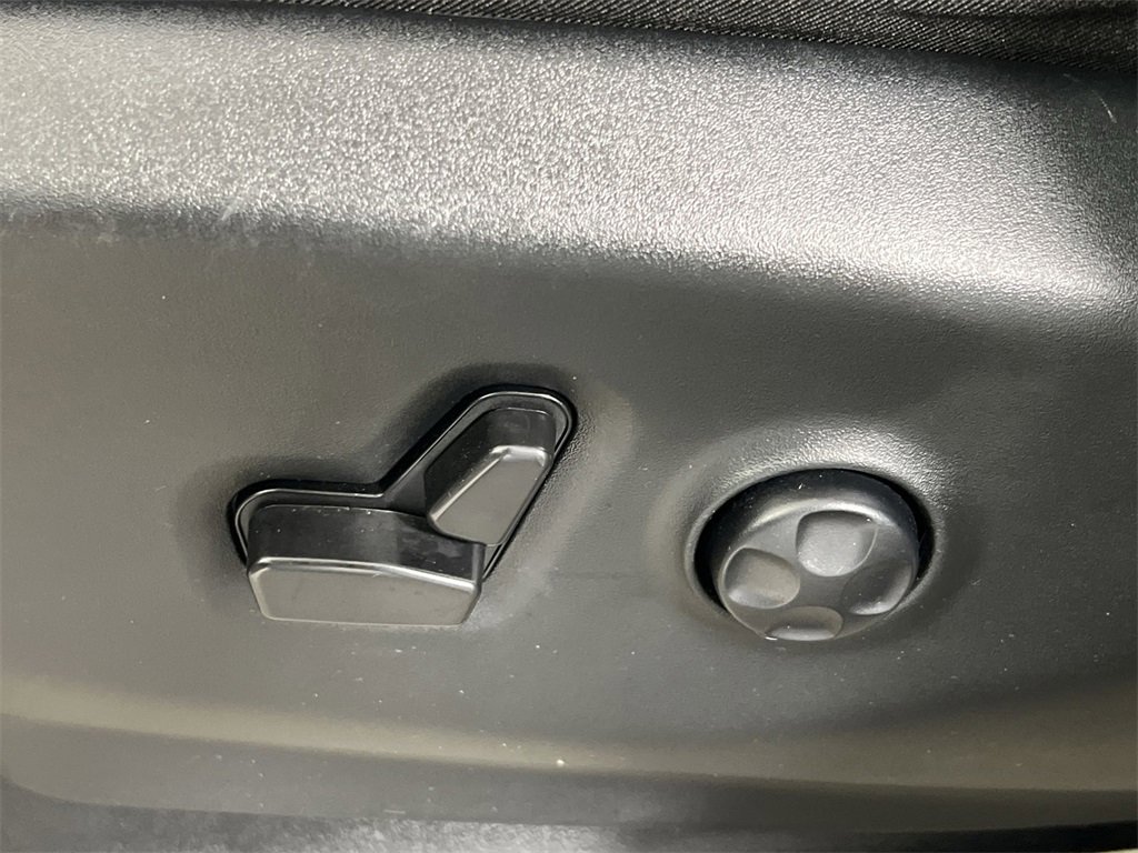 Used 2024 Chrysler Pacifica Touring-L image 14