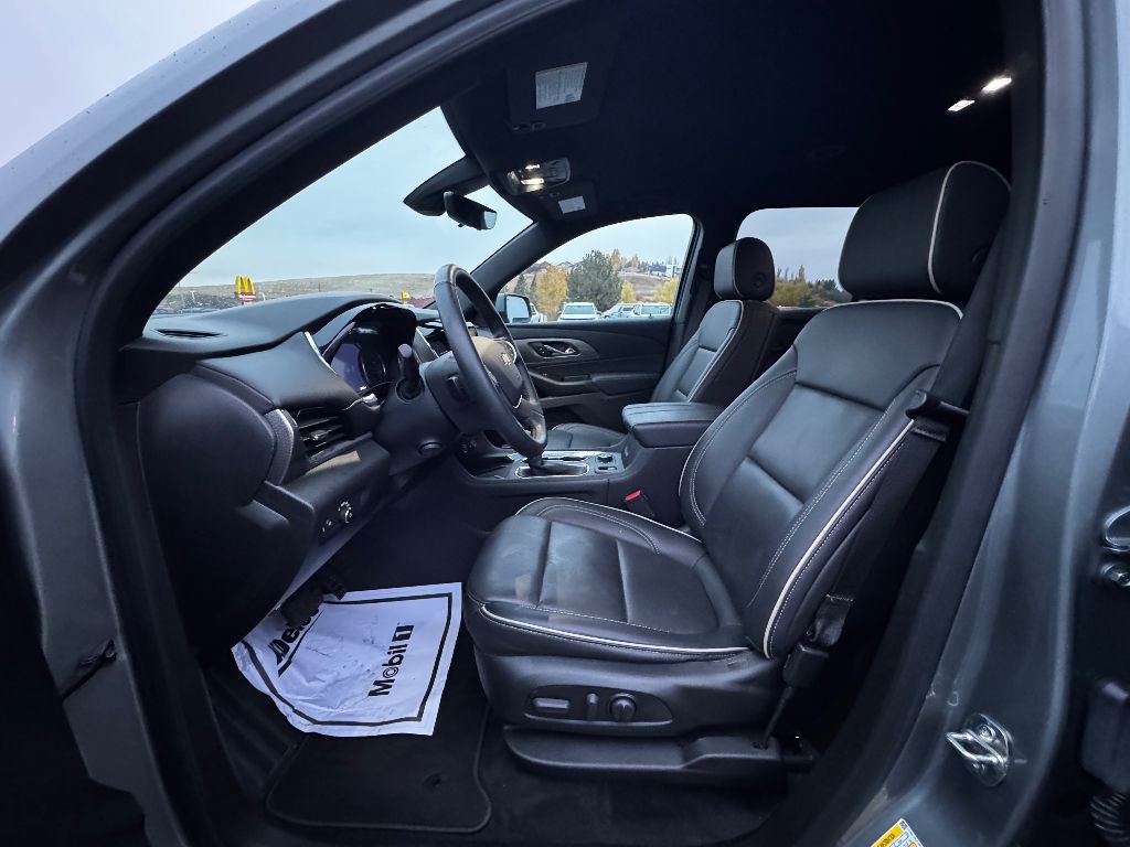 Used 2023 Chevrolet Traverse Premier image 2
