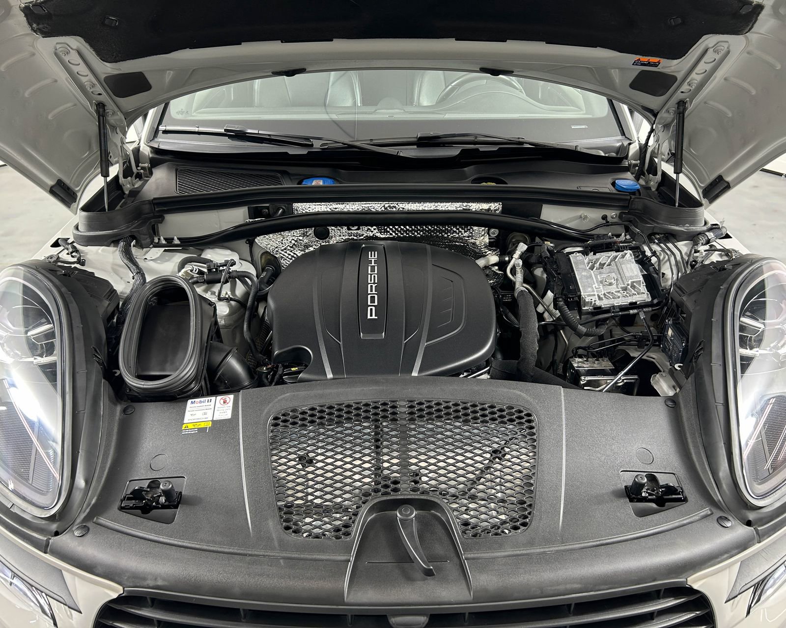 Used 2021 Porsche Macan AWD/4WD image 30
