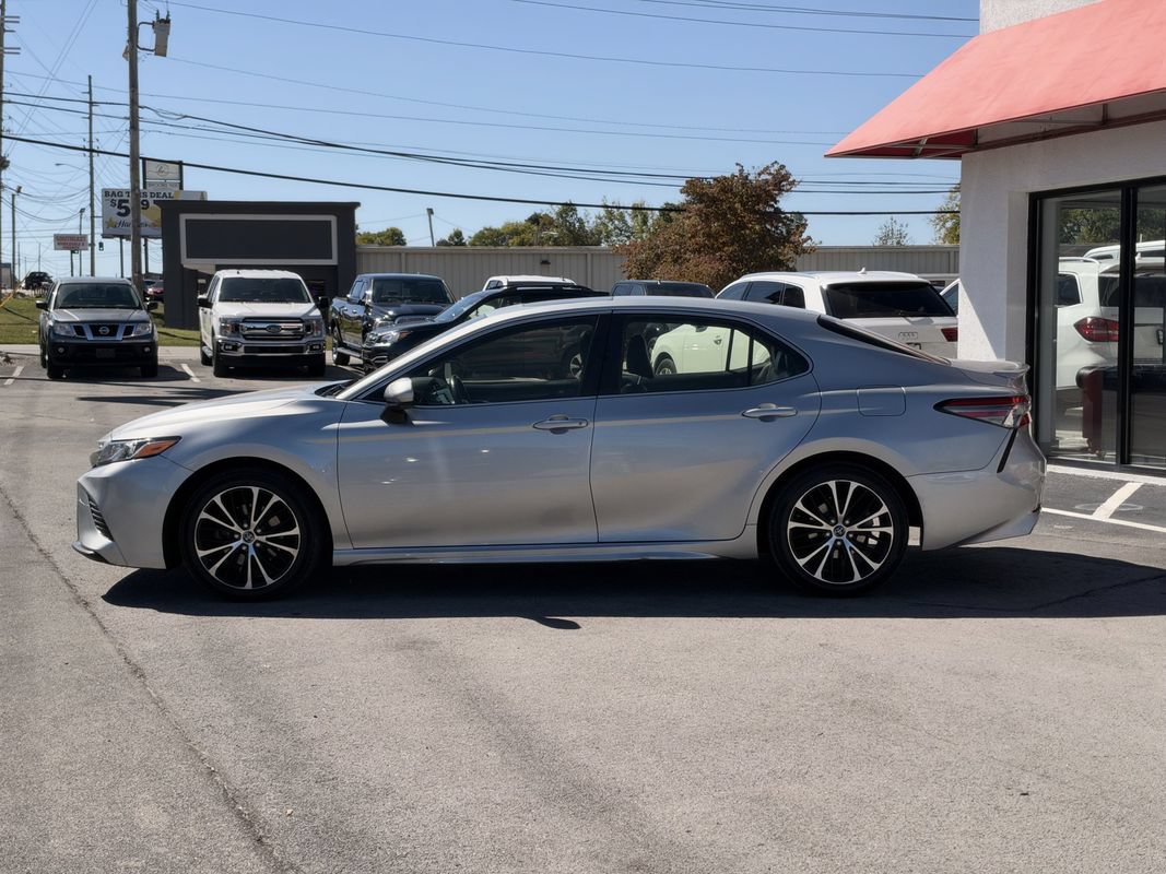 Used 2018 Toyota Camry SE w/ Moonroof Package FWD image 3