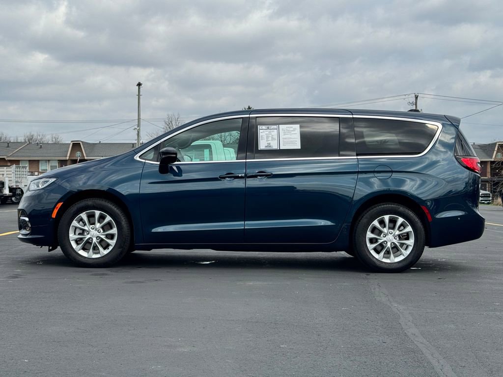 Used 2025 Chrysler Pacifica Select image 4