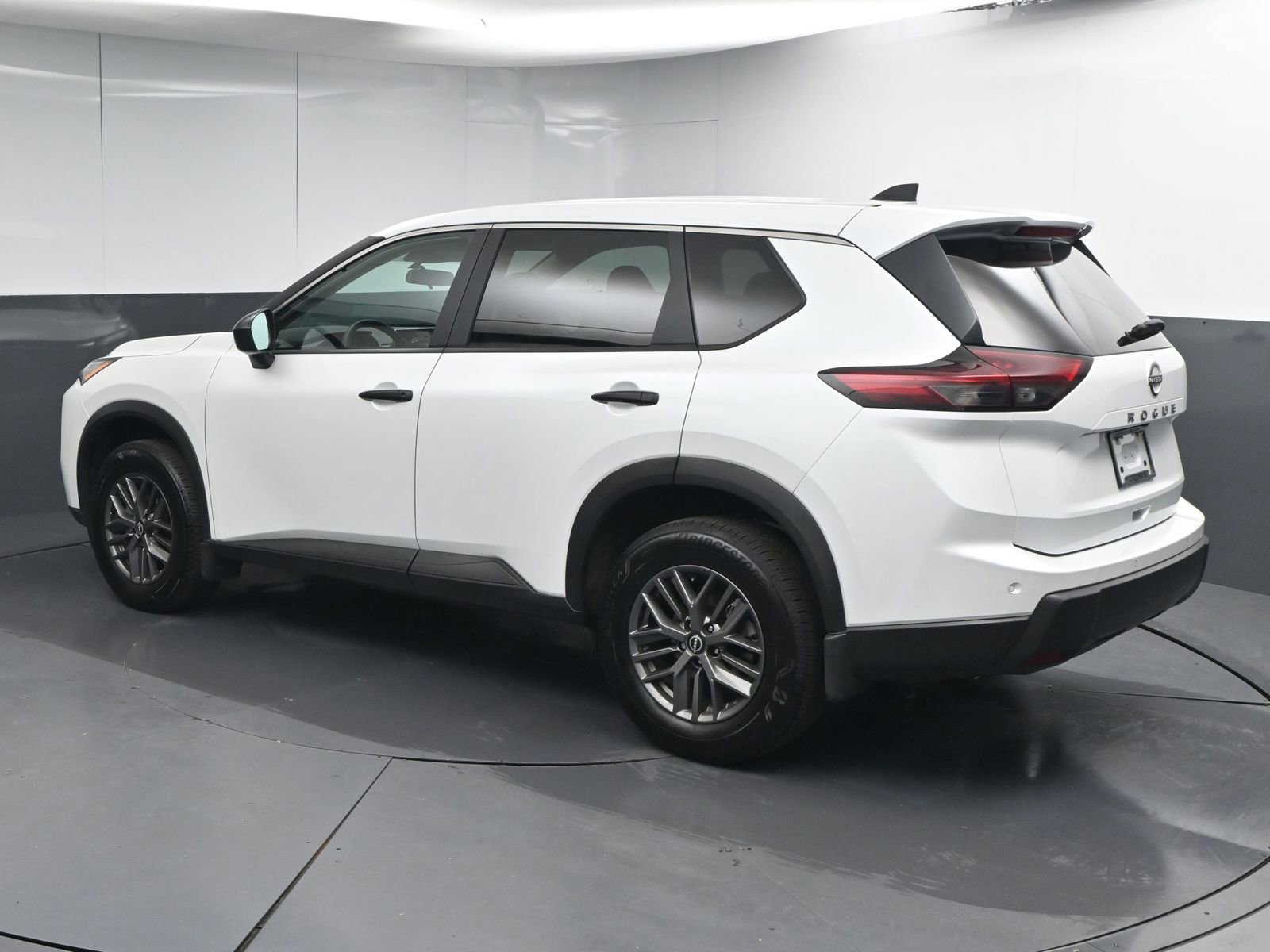 Used 2025 Nissan Rogue S image 5