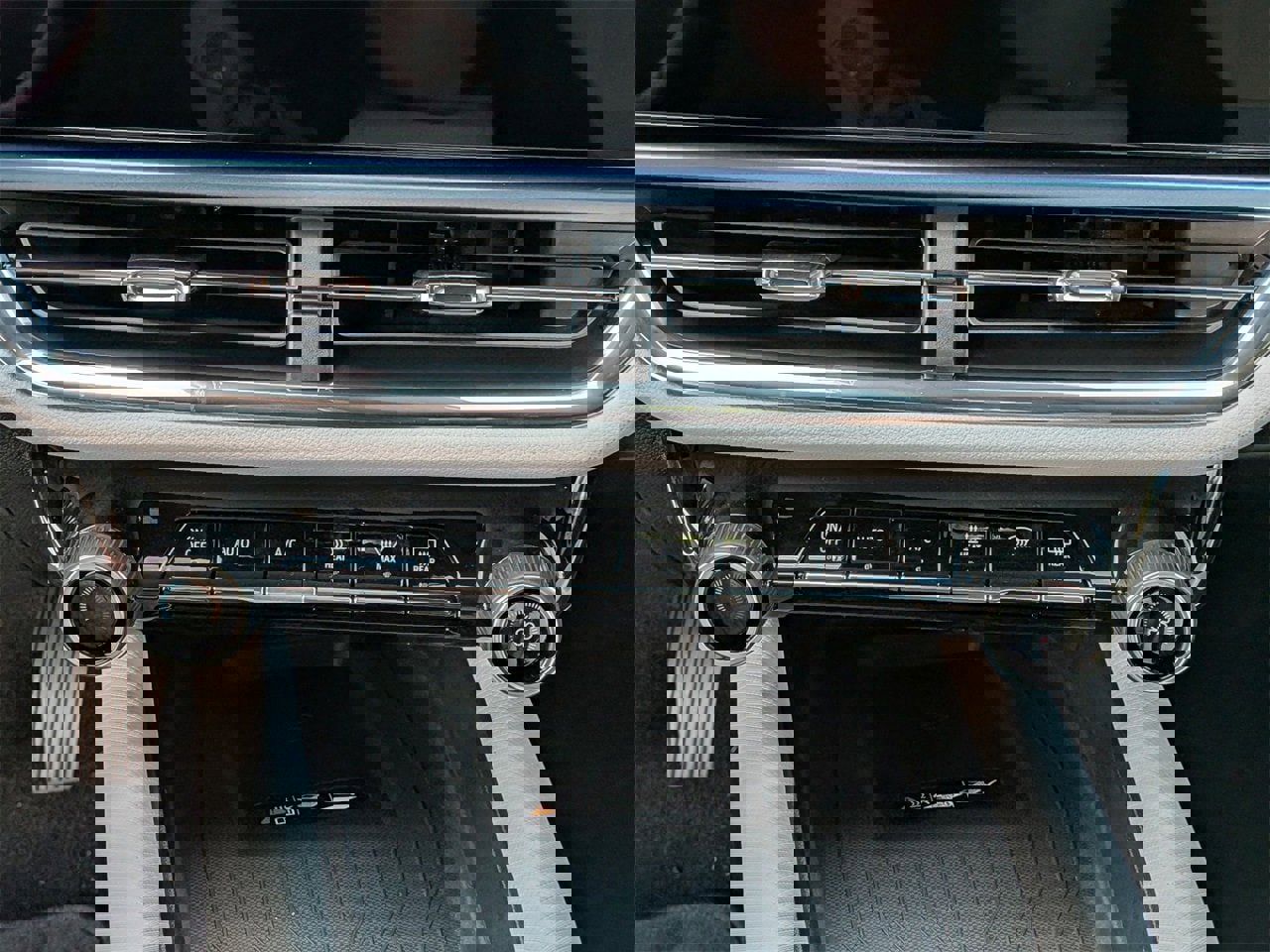 New 2026 Chevrolet Equinox EV LT image 17