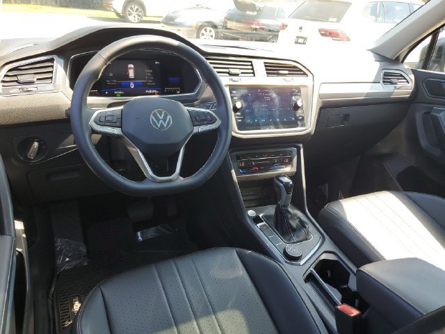 Used 2023 Volkswagen Tiguan SE w/ Panoramic Sunroof Package AWD/4WD image 11
