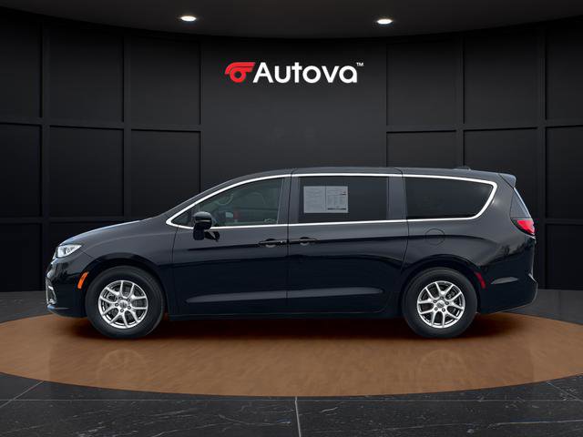 Used 2024 Chrysler Pacifica Touring-L image 2