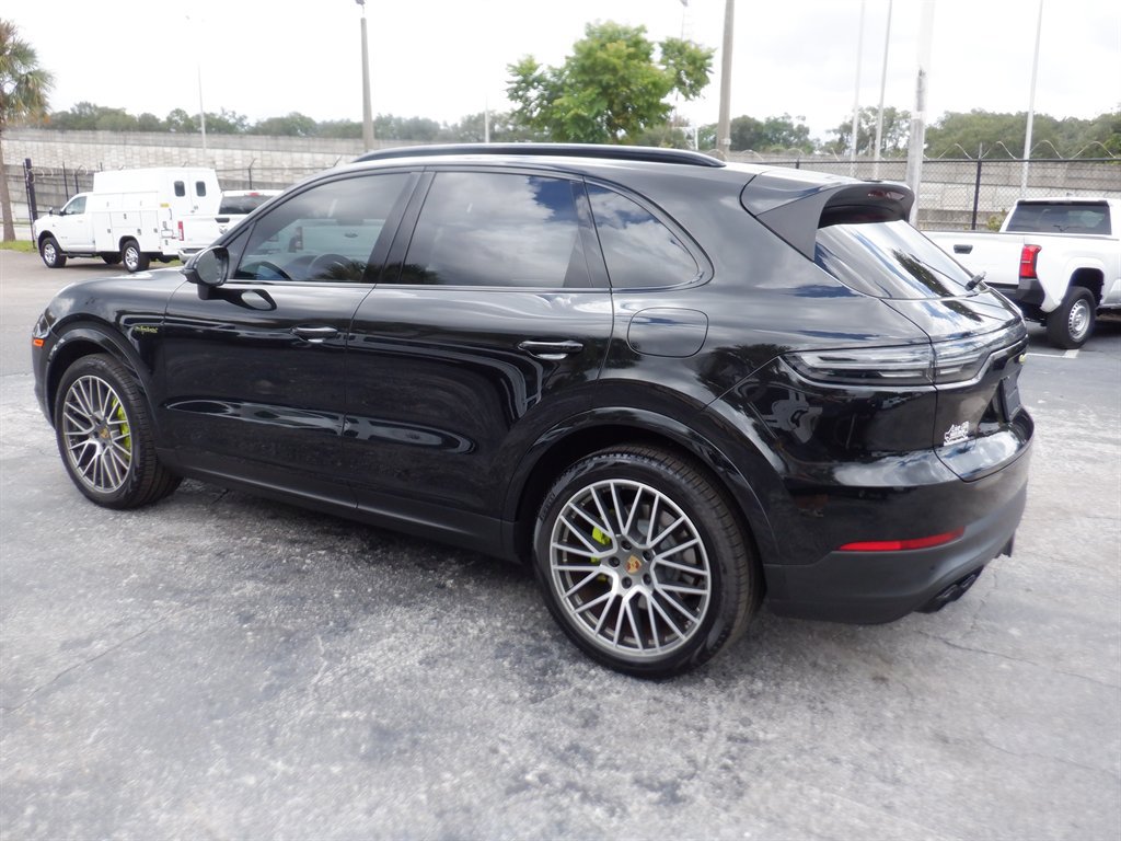Used 2023 Porsche Cayenne Platinum Edition AWD/4WD image 3