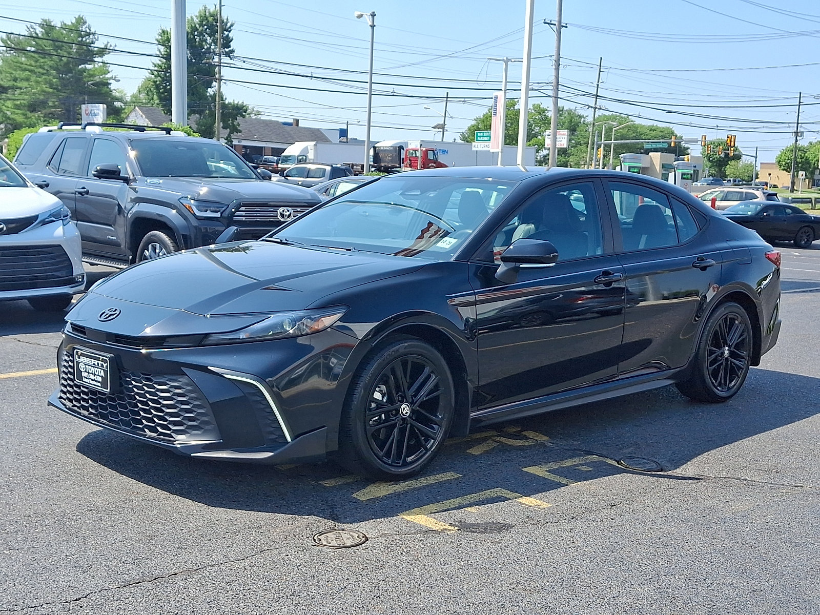 Used 2025 Toyota Camry SE w/ Convenience Package FWD image 3